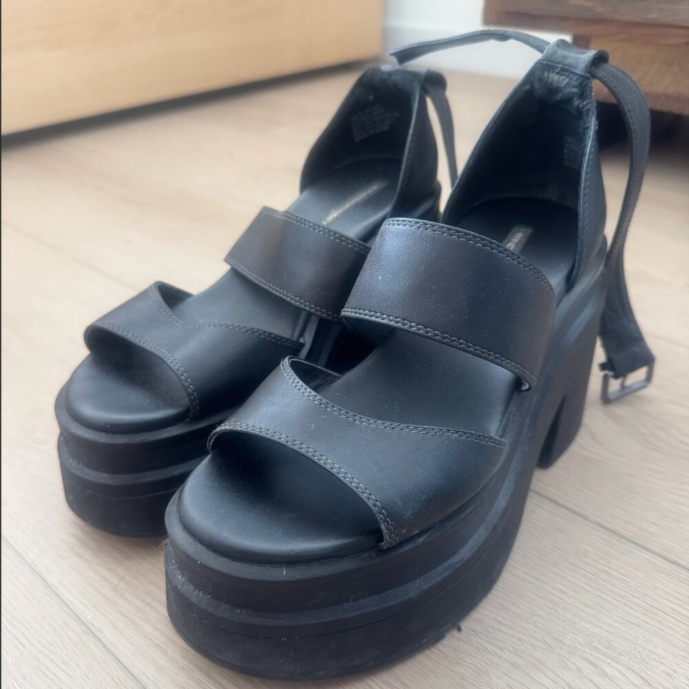Windsor Smith Black Strappy Platform Sandals. Size 7.